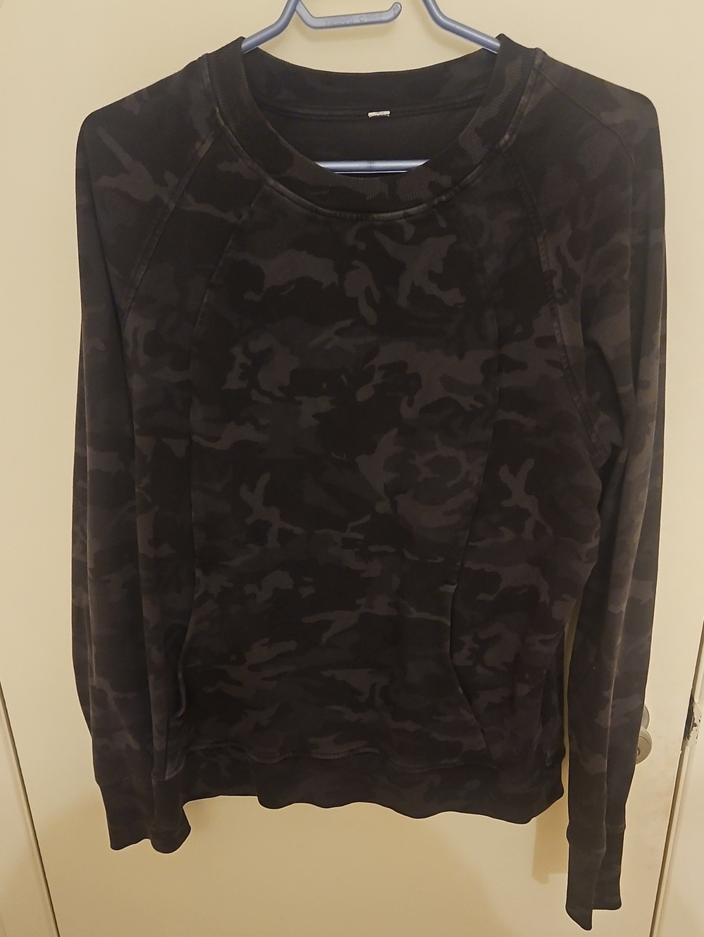 lululemon athletica Women's Black & Charcoal Camo Crewneck Sweater